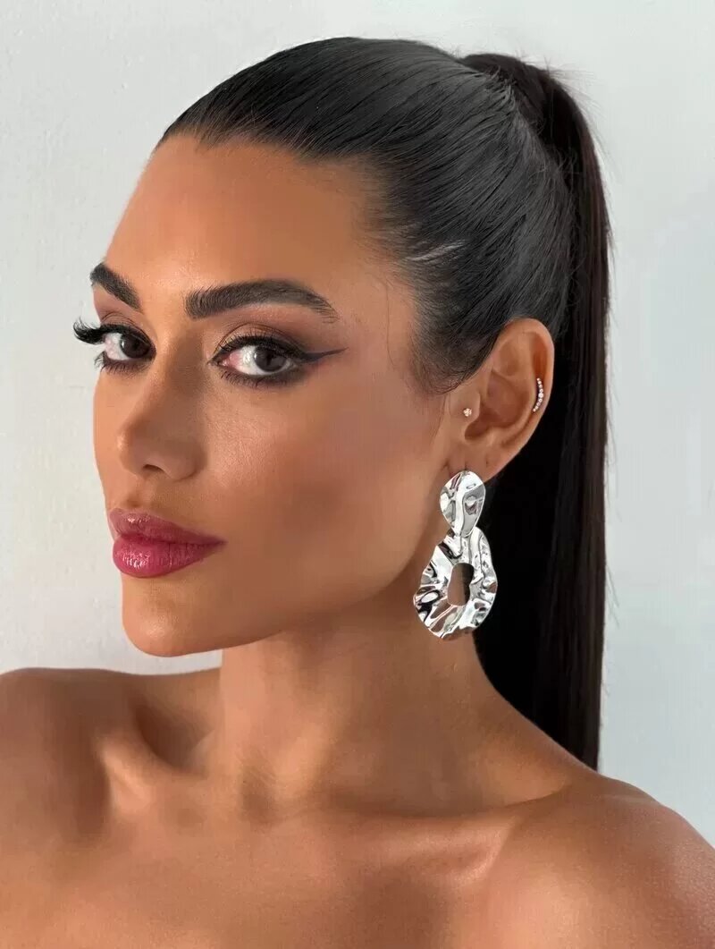 Brinco Folheado a Ouro 18k e Prata Argola Oval Martelada com Ponteira