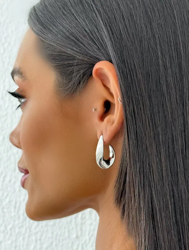 Brinco Folheado a Ouro 18k e Prata Argola Oval Martelada Lisa