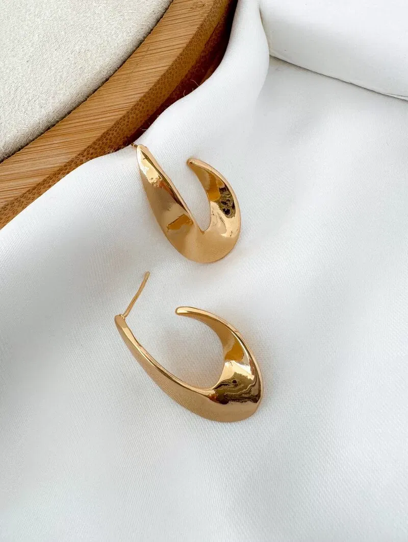 Brinco Folheado a Ouro 18k e Prata Argola Oval Martelada Lisa