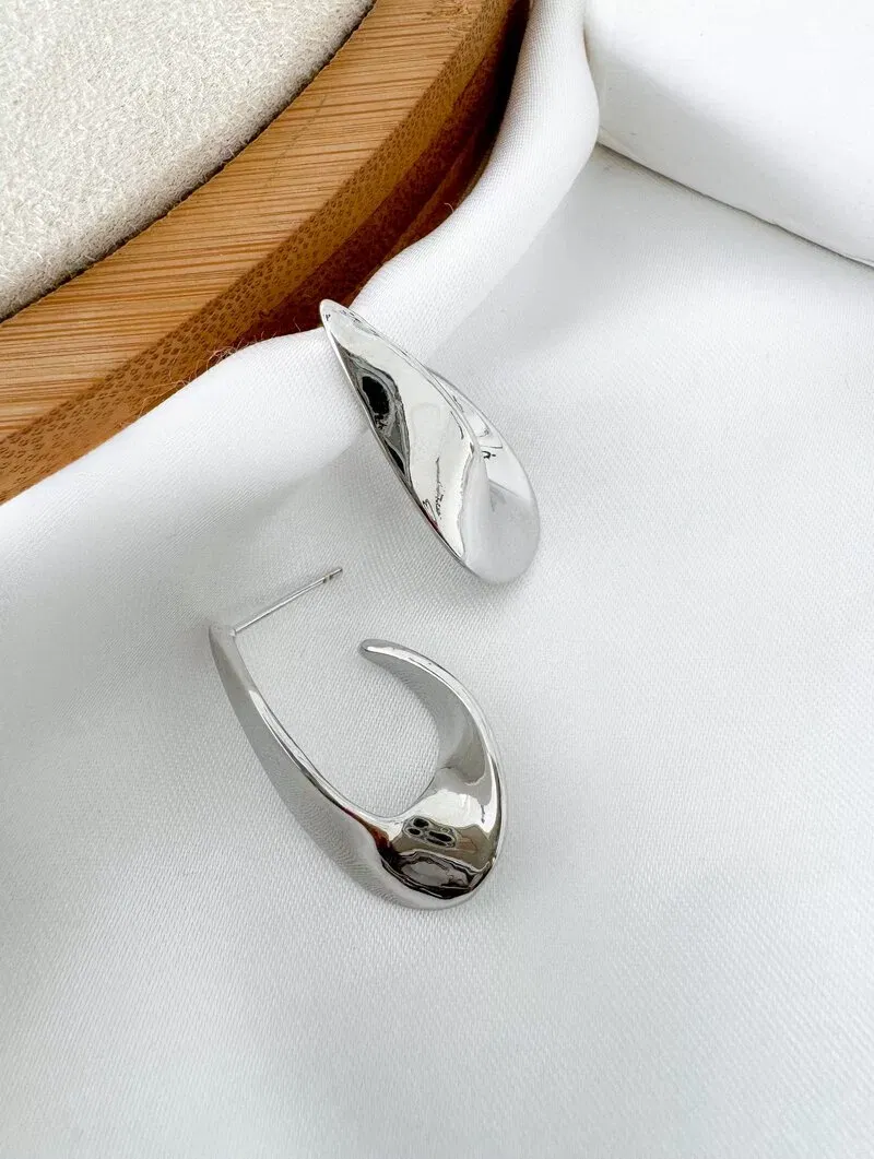 Brinco Folheado a Ouro 18k e Prata Argola Oval Martelada Lisa