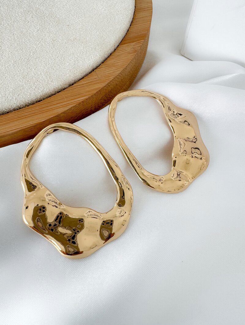 Brinco Folheado a Ouro 18k e Prata Argola Oval Orgânica