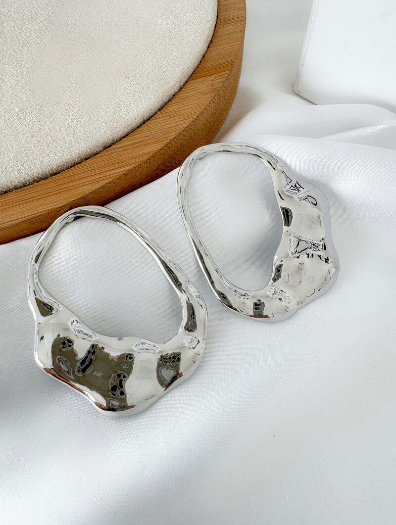 Brinco Folheado a Ouro 18k e Prata Argola Oval Orgânica