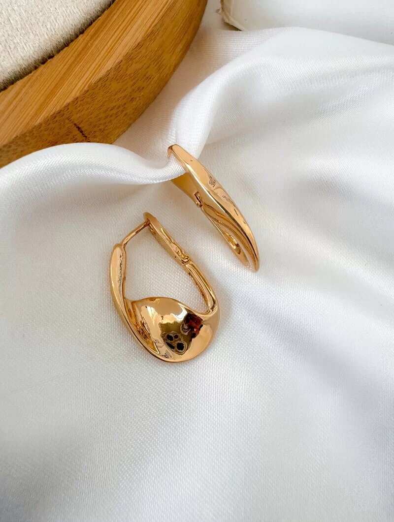Brinco Folheado a Ouro 18k e Prata Argola Oval Torcida