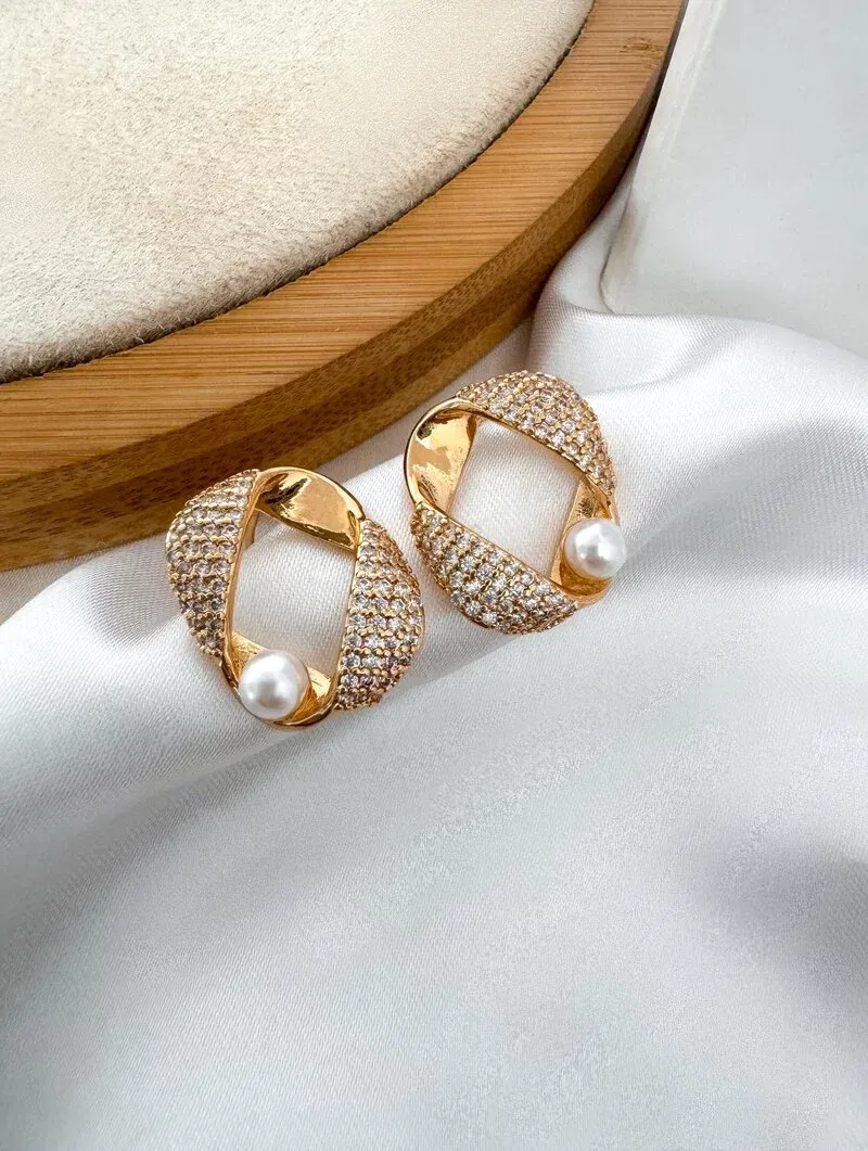 Brinco Folheado a Ouro 18k e Prata Argola Oval Torcida Cravejada com Pérola