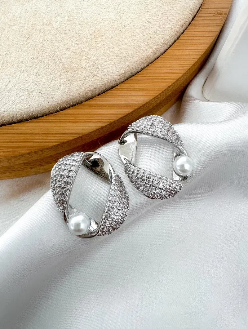 Brinco Folheado a Ouro 18k e Prata Argola Oval Torcida Cravejada com Pérola