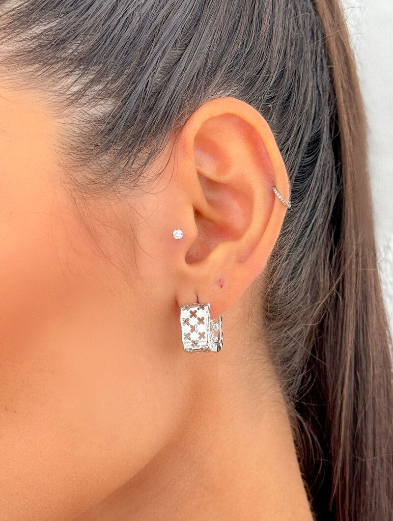 Brinco Folheado a Ouro 18k e Prata Argola Quadrada com Detalhes Vazados