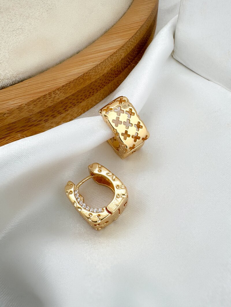 Brinco Folheado a Ouro 18k e Prata Argola Quadrada com Detalhes Vazados