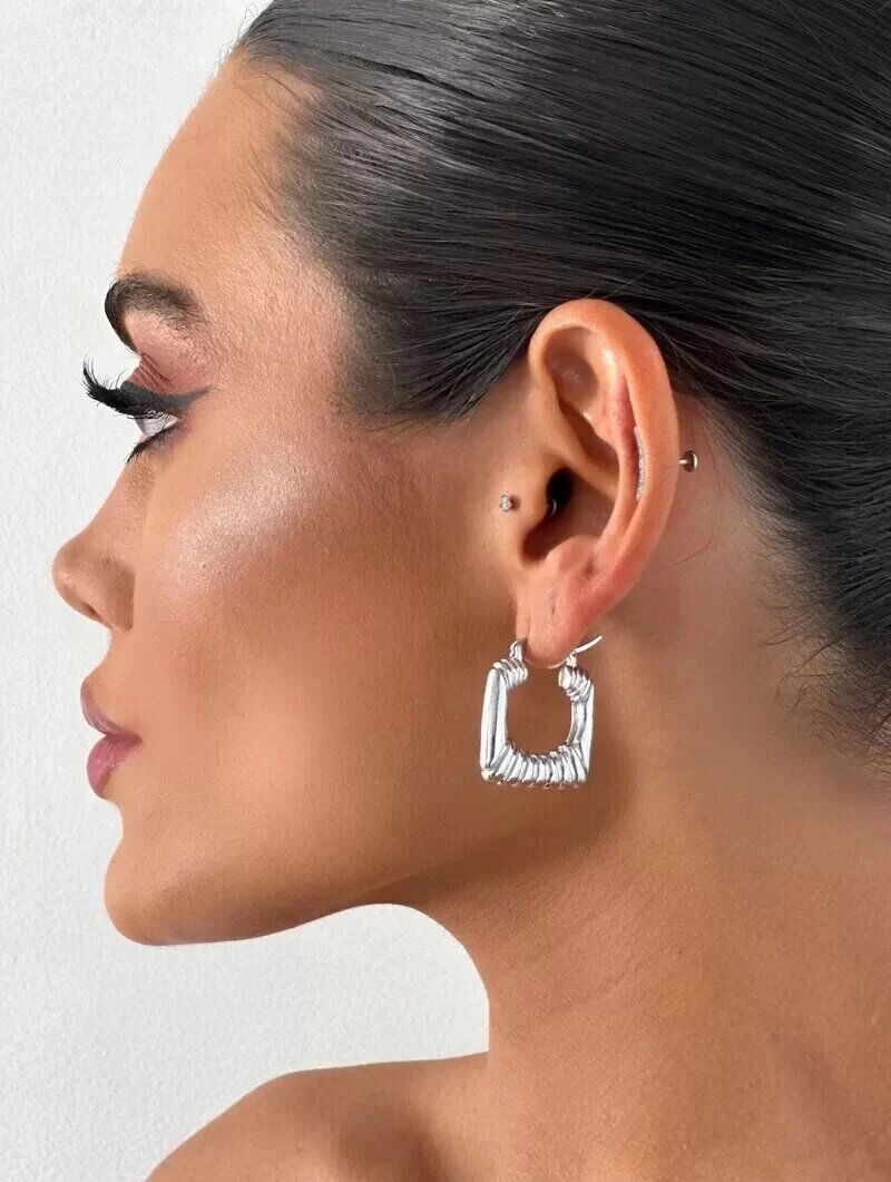 Brinco Folheado a Ouro 18k e Prata Argola Quadrada com Fecho