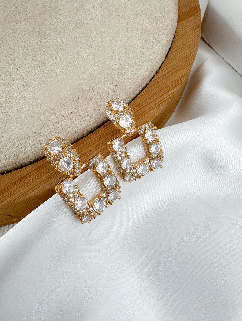 Brinco Folheado a Ouro 18k e Prata Argola Quadrada com Zircônias e Ponteira