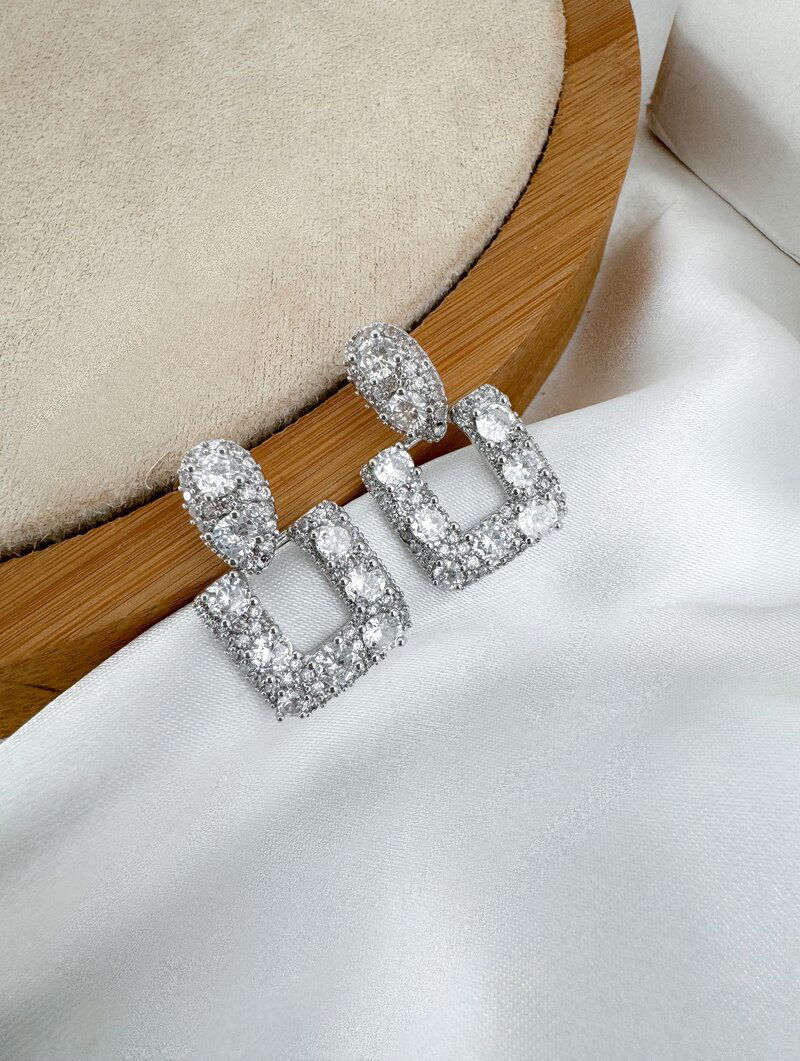 Brinco Folheado a Ouro 18k e Prata Argola Quadrada com Zircônias e Ponteira