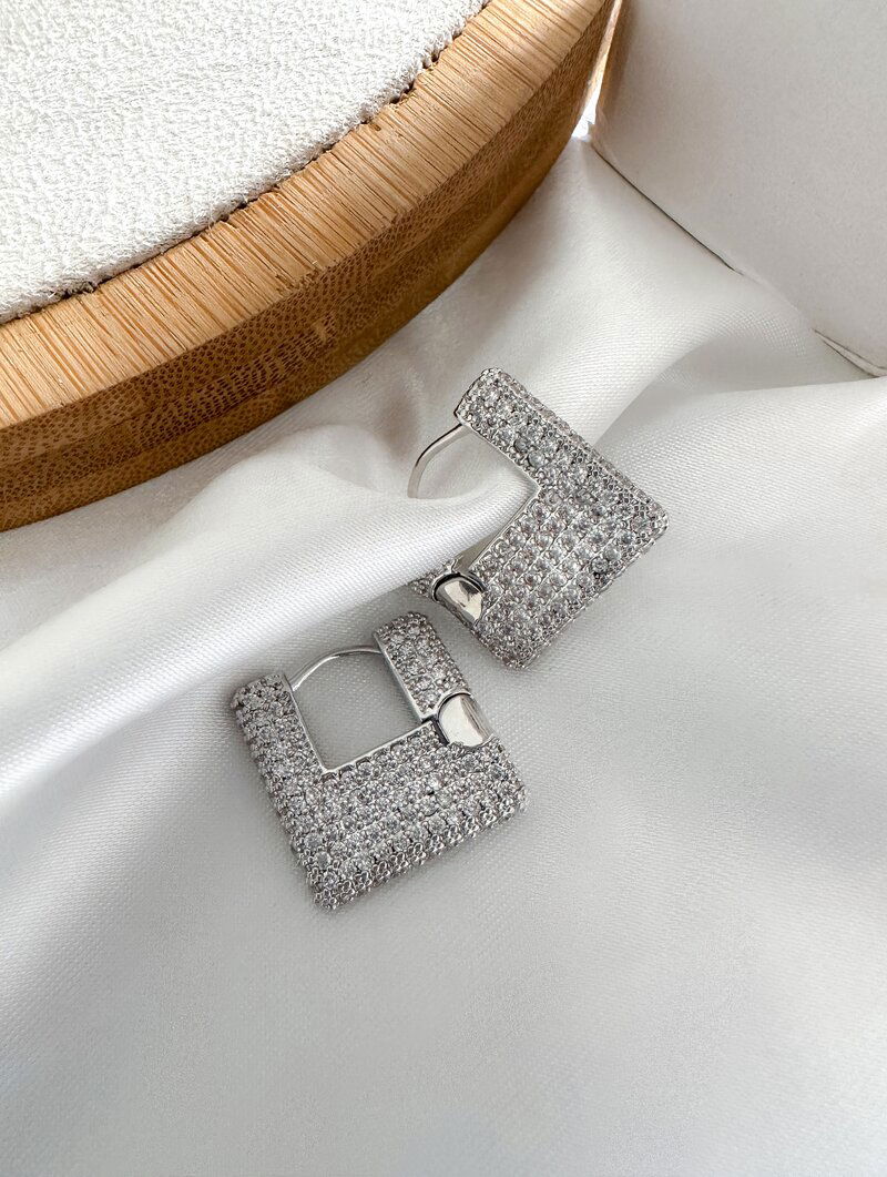 Brinco Folheado a Ouro 18k e Prata Argola Quadrada Cravejada com Fecho