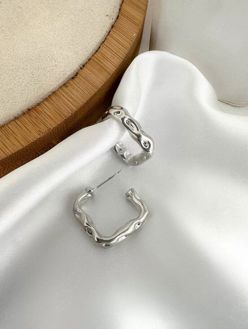 Brinco Folheado a Ouro 18k e Prata Argola Quadrada Martelada