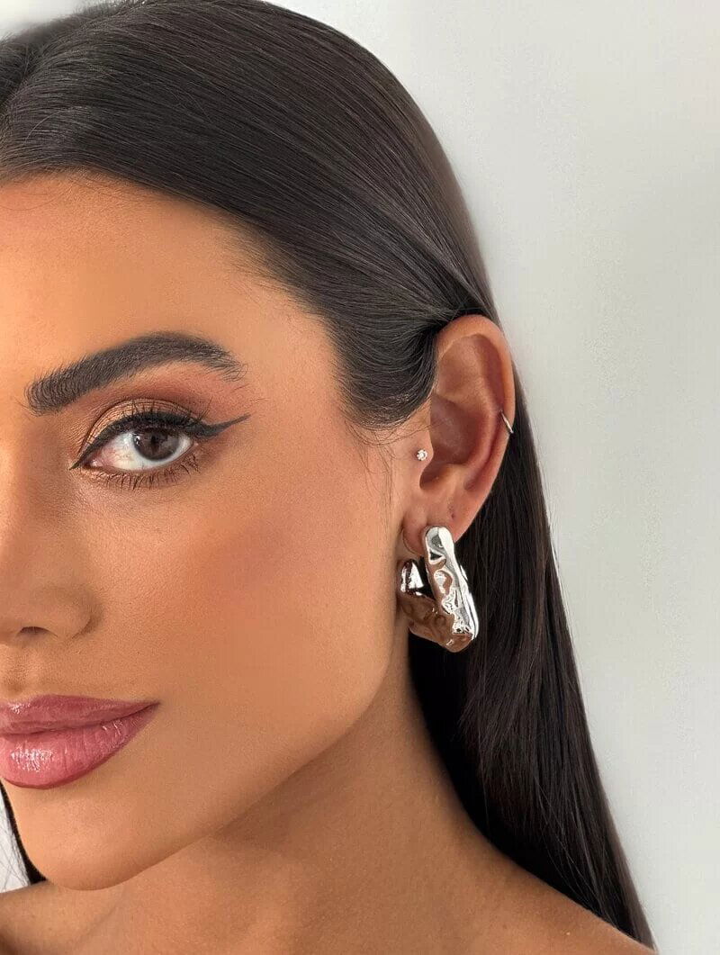 Brinco Folheado a Ouro 18k e Prata Argola Quadrada Martelada