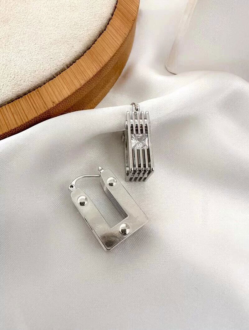 Brinco Folheado a Ouro 18k e Prata Argola Retangular Vazada com Zircônia
