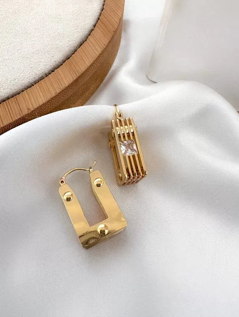 Brinco Folheado a Ouro 18k e Prata Argola Retangular Vazada com Zircônia