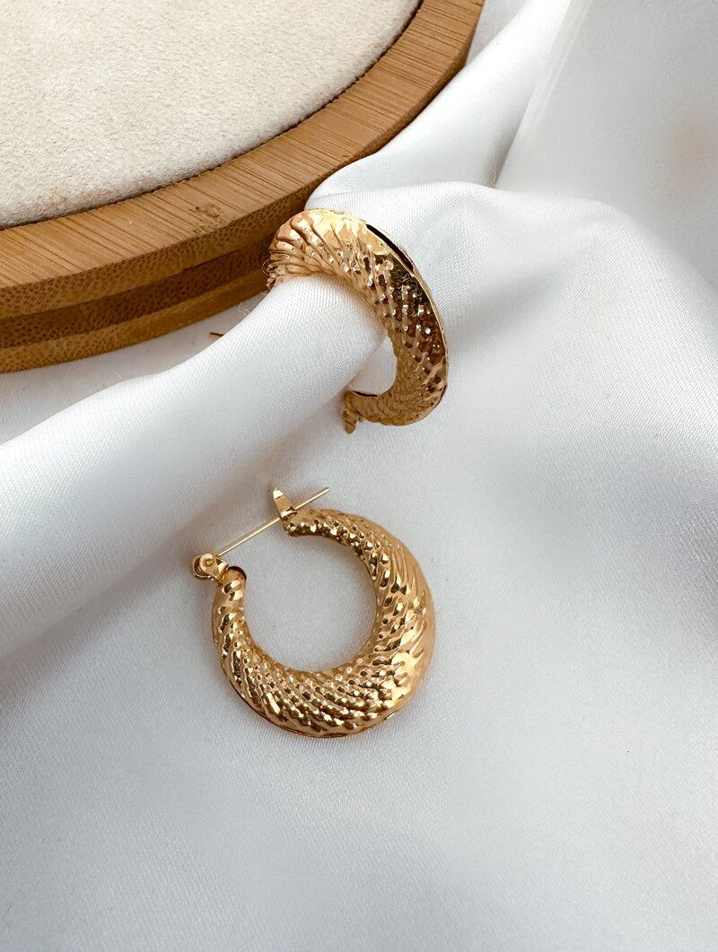 Brinco Folheado a Ouro 18k e Prata Argola Texturizada com Fecho