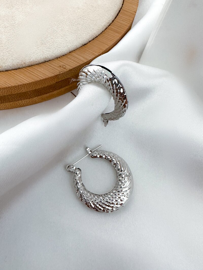 Brinco Folheado a Ouro 18k e Prata Argola Texturizada com Fecho