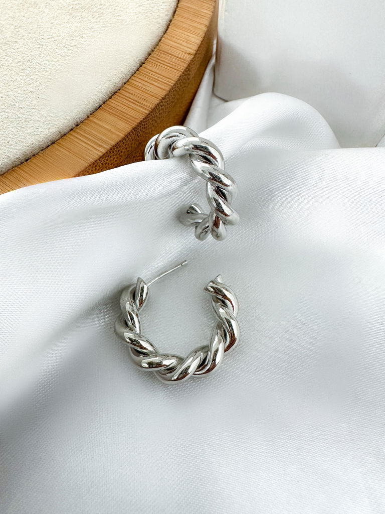 brinco folheado a ouro 18k e prata argola torcida