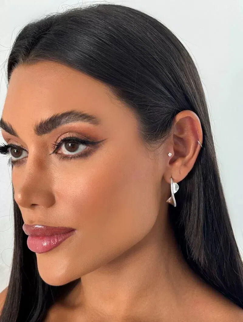 Brinco Folheado a Ouro 18k e Prata Argola Torcida com Detalhe Cravejado