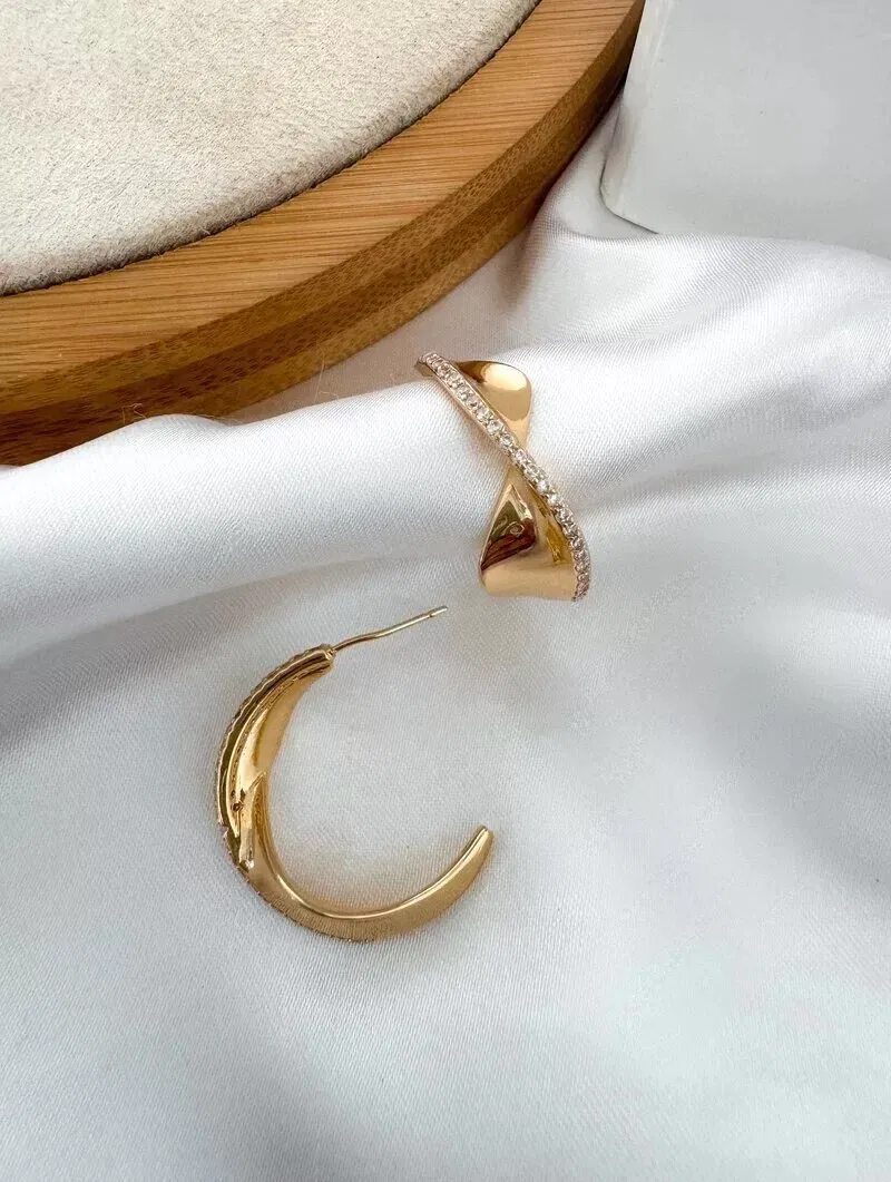 Brinco Folheado a Ouro 18k e Prata Argola Torcida com Detalhe Cravejado