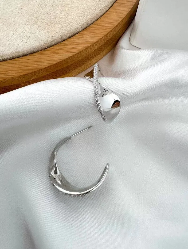 Brinco Folheado a Ouro 18k e Prata Argola Torcida com Detalhe Cravejado