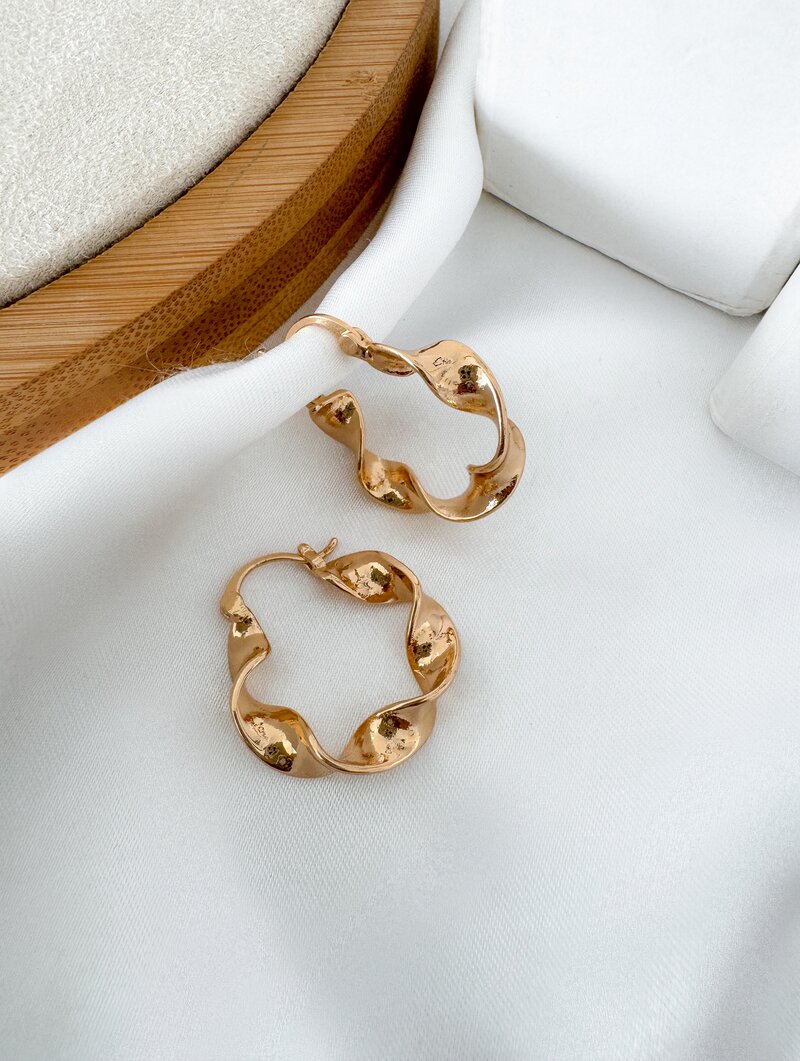 Brinco Folheado a Ouro 18k e Prata Argola Torcida com Fecho