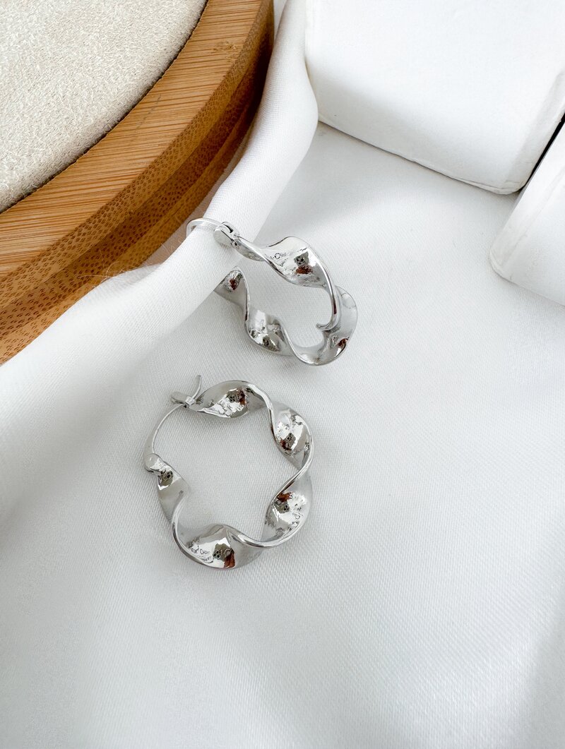 Brinco Folheado a Ouro 18k e Prata Argola Torcida com Fecho