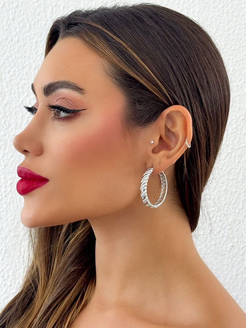 Brinco Folheado a Ouro 18k e Prata Argola Torcida Liso Com Zircônia