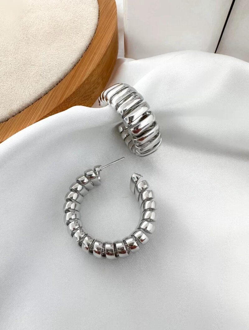 BRINCO FOLHEADO A OURO 18K E PRATA ARGOLA TRABALHADA