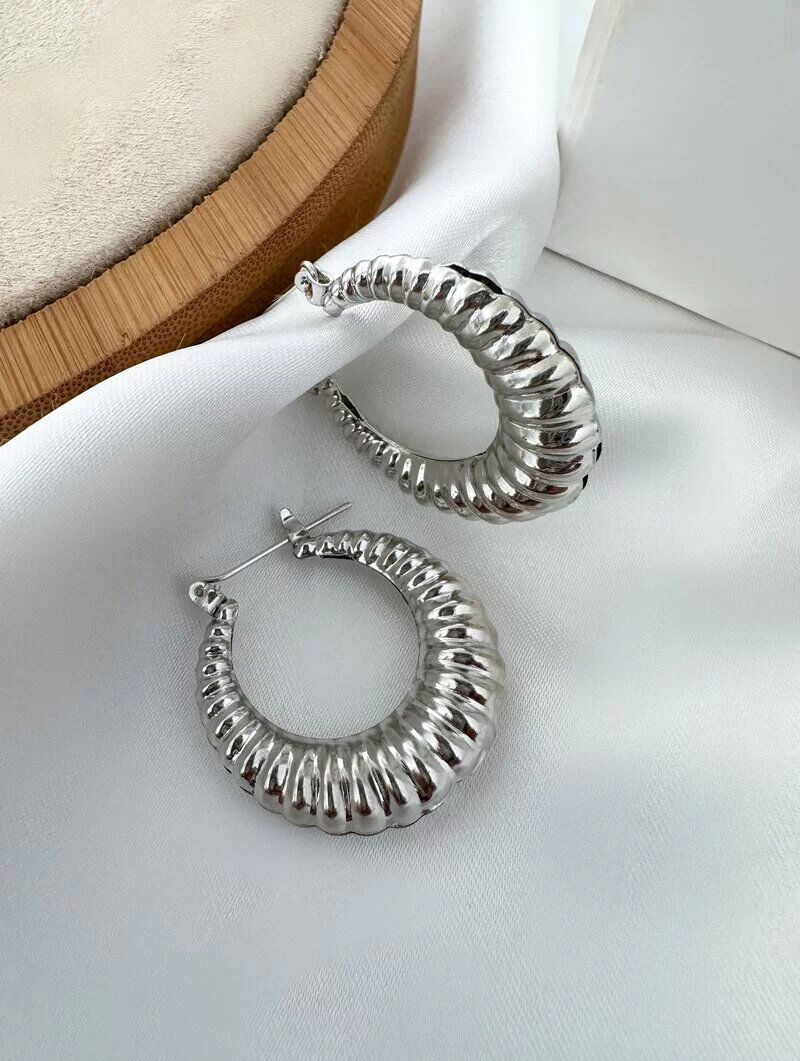 Brinco Folheado a Ouro 18k e Prata Argola Trabalhada com Fecho