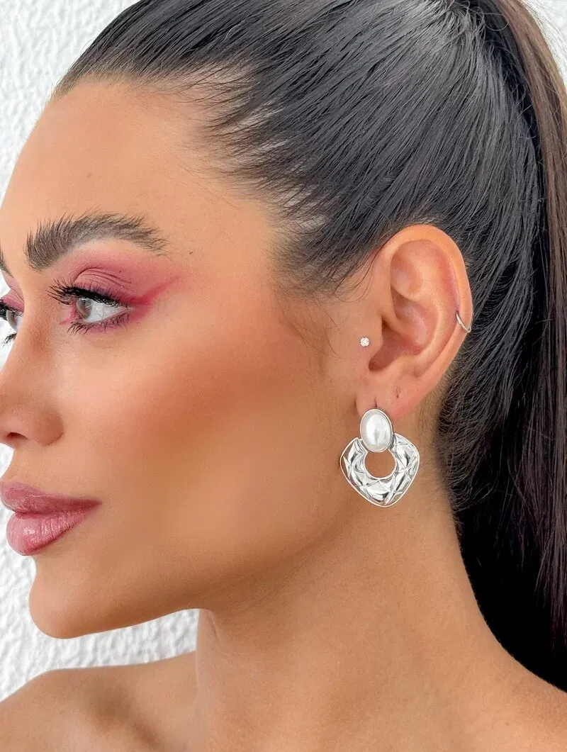 Brinco Folheado a Ouro 18k e Prata Argola Trabalhada com Pérola