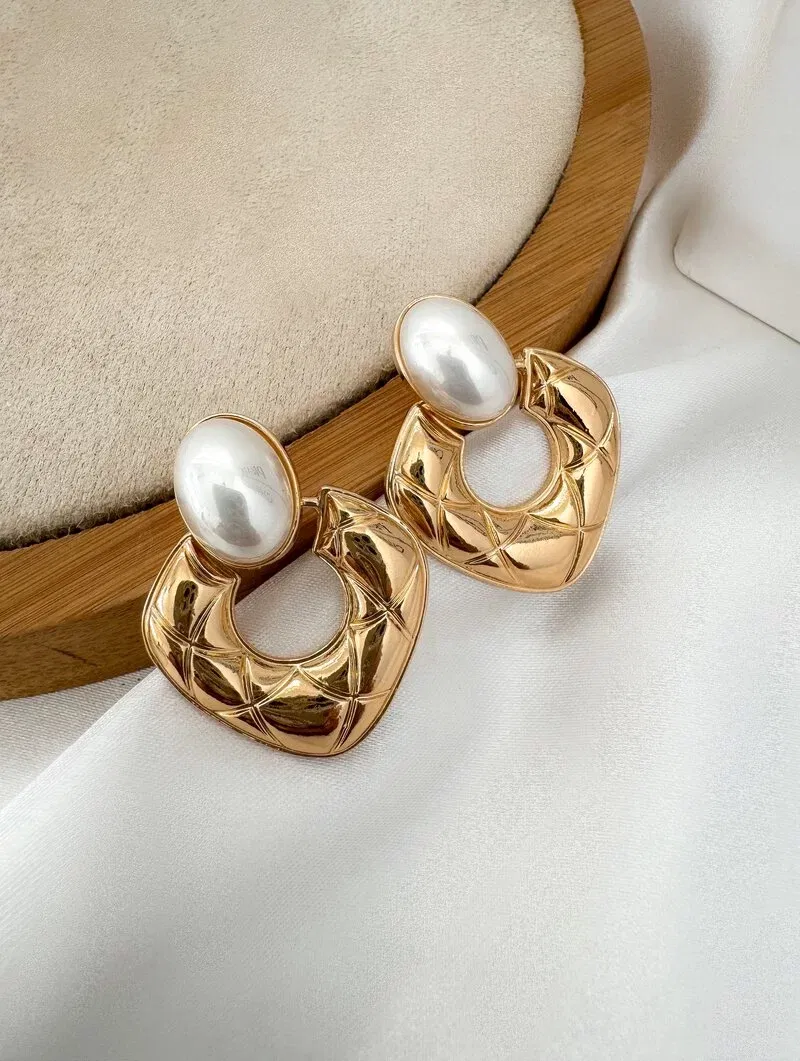 Brinco Folheado a Ouro 18k e Prata Argola Trabalhada com Pérola