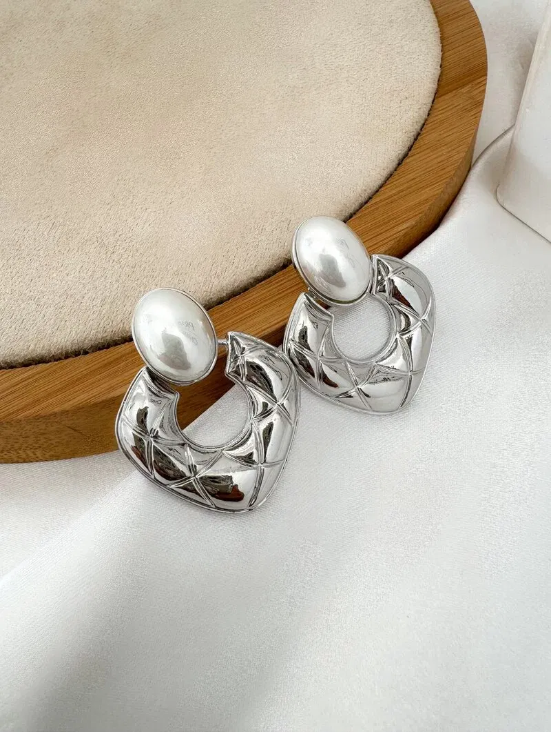 Brinco Folheado a Ouro 18k e Prata Argola Trabalhada com Pérola