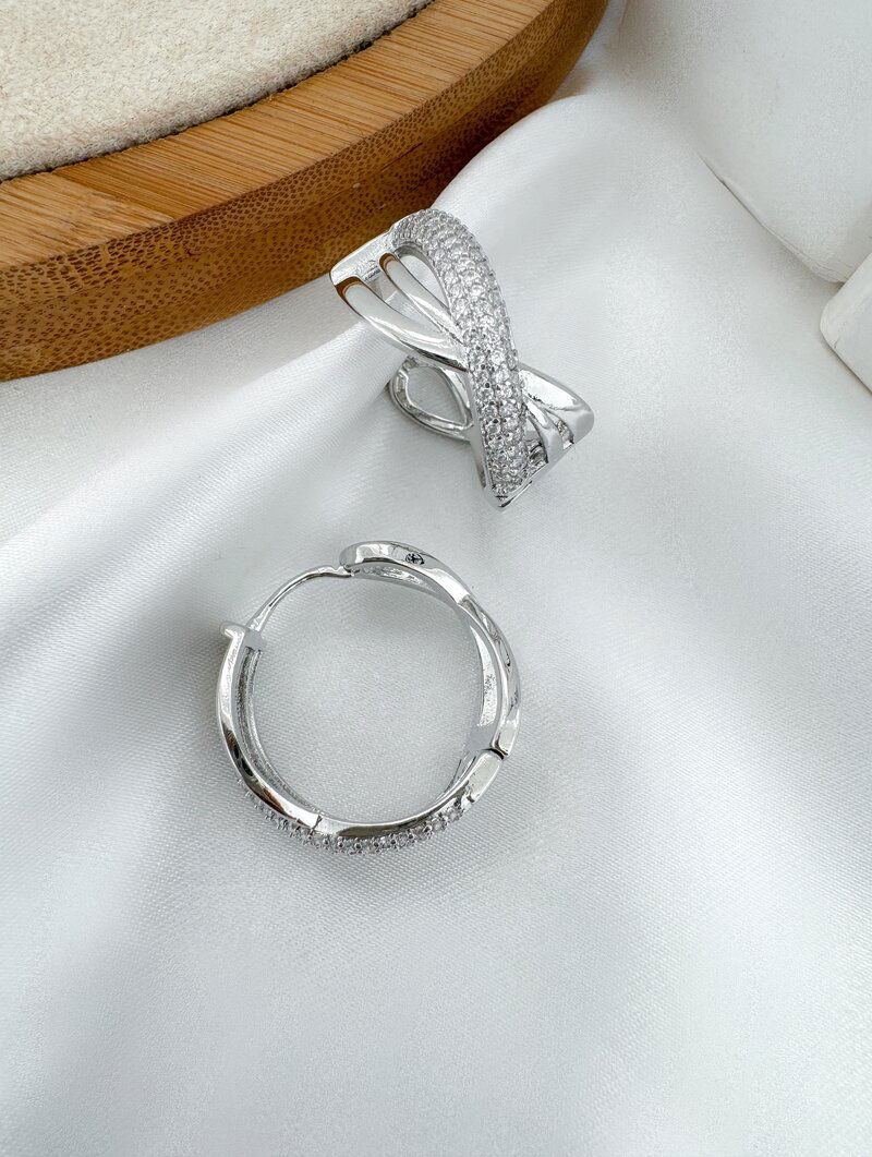 Brinco Folheado a Ouro 18k e Prata Argola Três Fios com Detalhe Cravejado