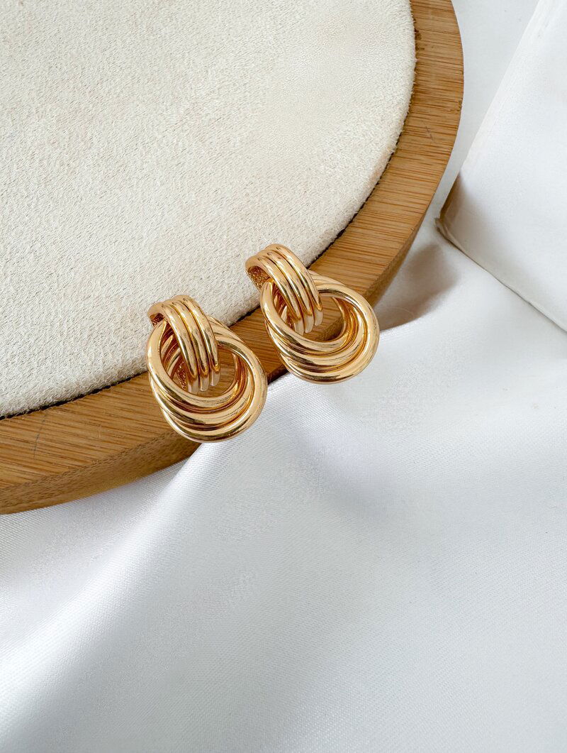 Brinco Folheado a Ouro 18k e Prata Argola Três Fios com Ponteira M