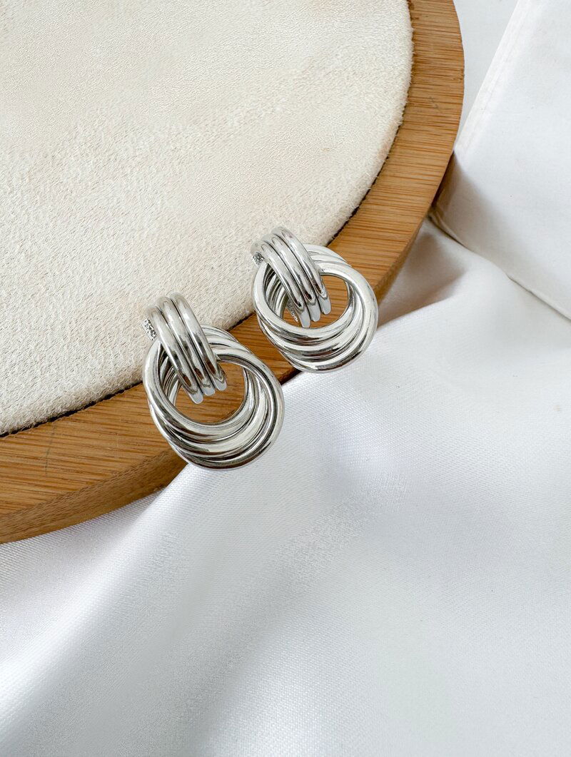 Brinco Folheado a Ouro 18k e Prata Argola Três Fios com Ponteira M