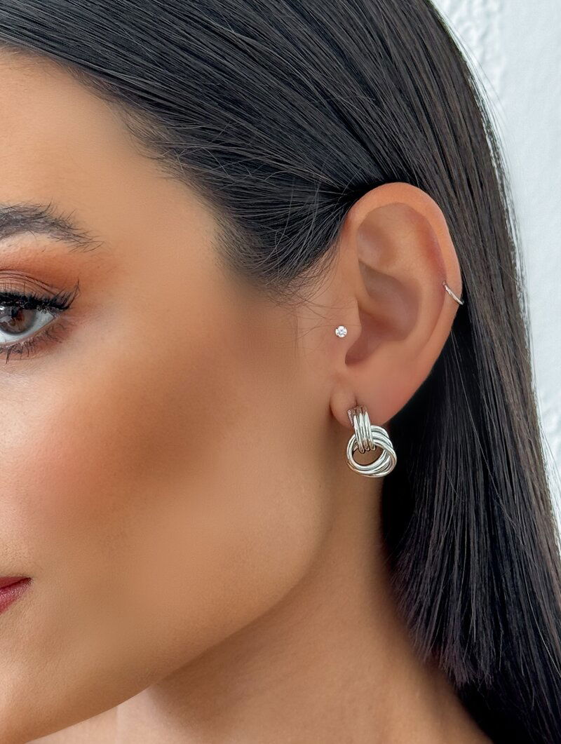 Brinco Folheado a Ouro 18k e Prata Argola Três Fios com Ponteira M