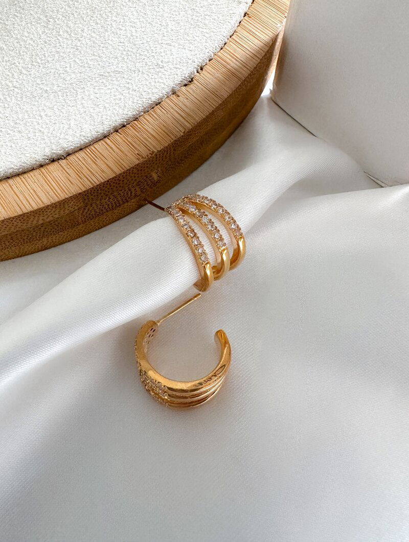 Brinco Folheado a Ouro 18k e Prata Argola Três Fios Cravejados