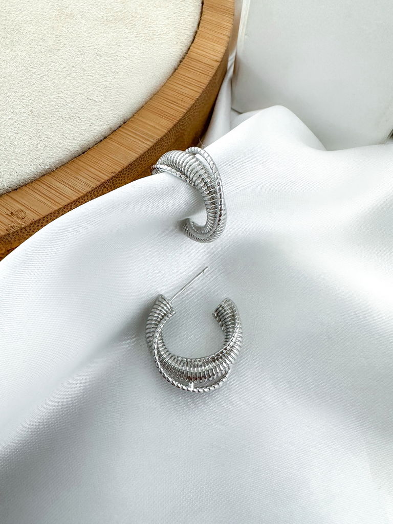 brinco folheado a ouro 18k e prata argola três fios entrelaçadas