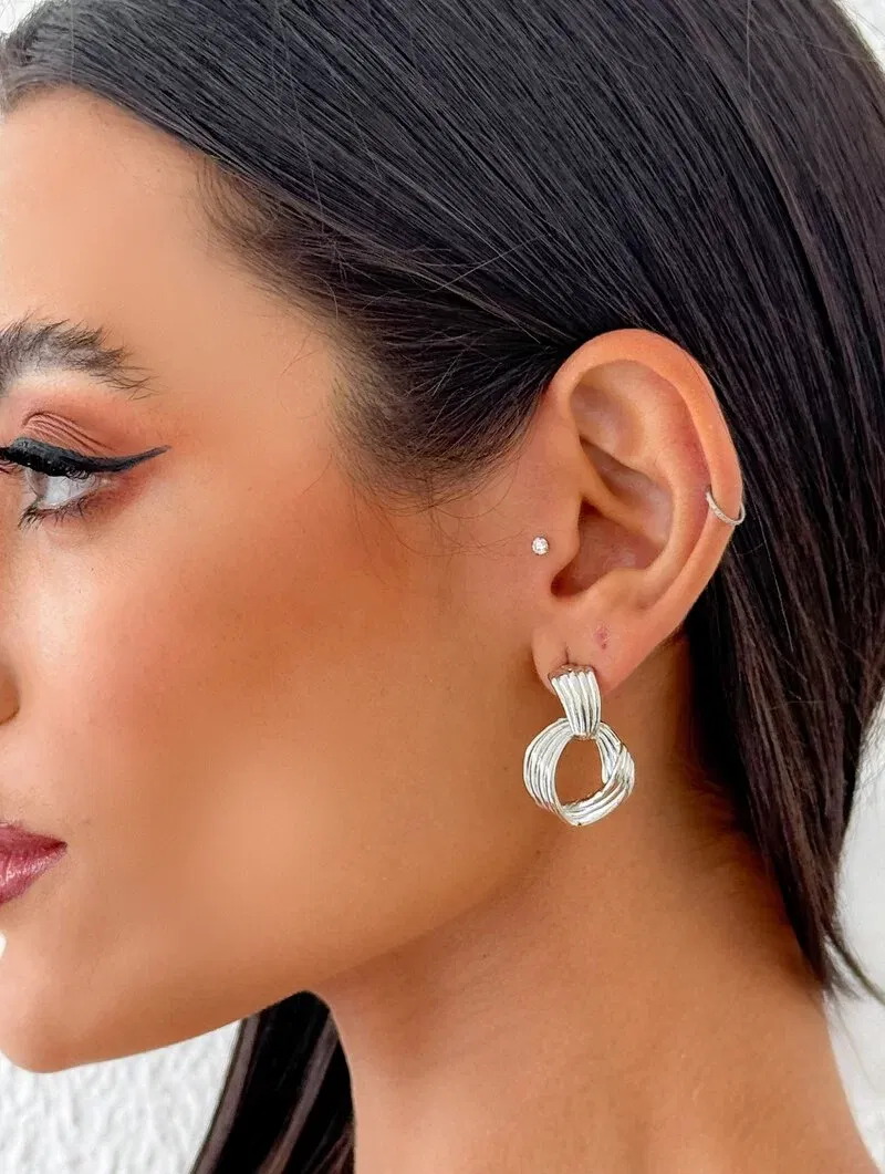 Brinco Folheado a Ouro 18k e Prata Argola Três Fios Martelados com Ponteira