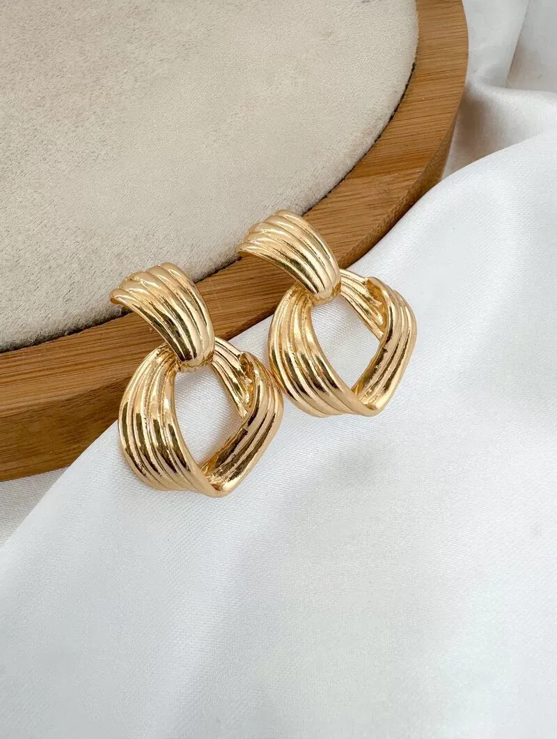 Brinco Folheado a Ouro 18k e Prata Argola Três Fios Martelados com Ponteira