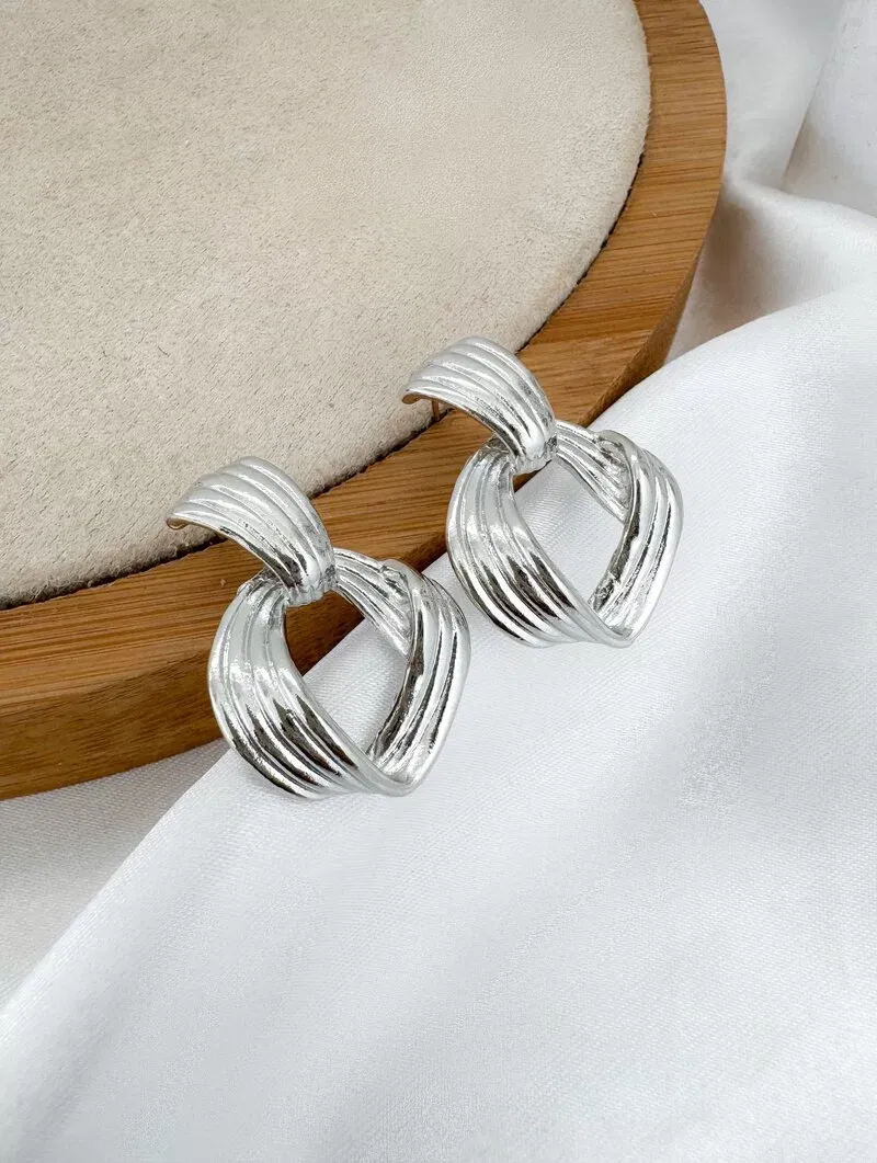 Brinco Folheado a Ouro 18k e Prata Argola Três Fios Martelados com Ponteira