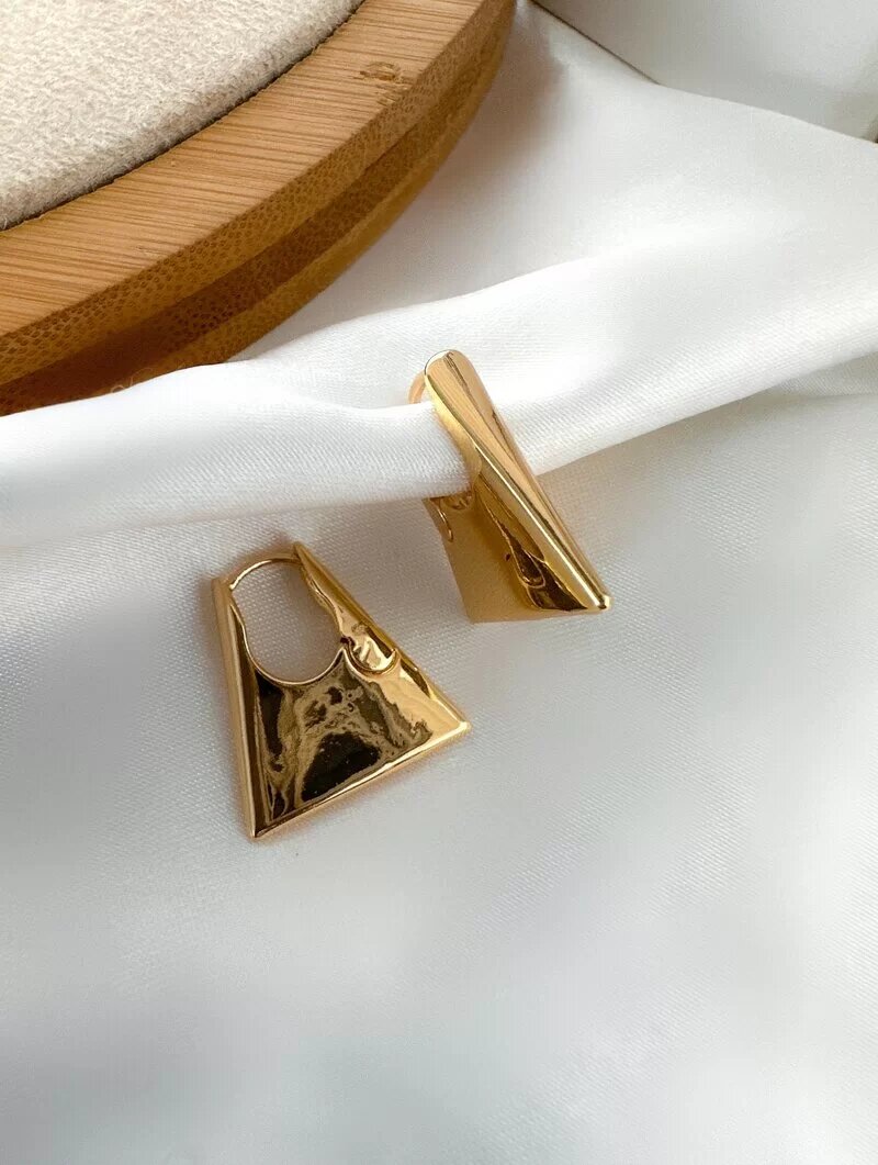 Brinco Folheado a Ouro 18K e Prata Argola Triangular