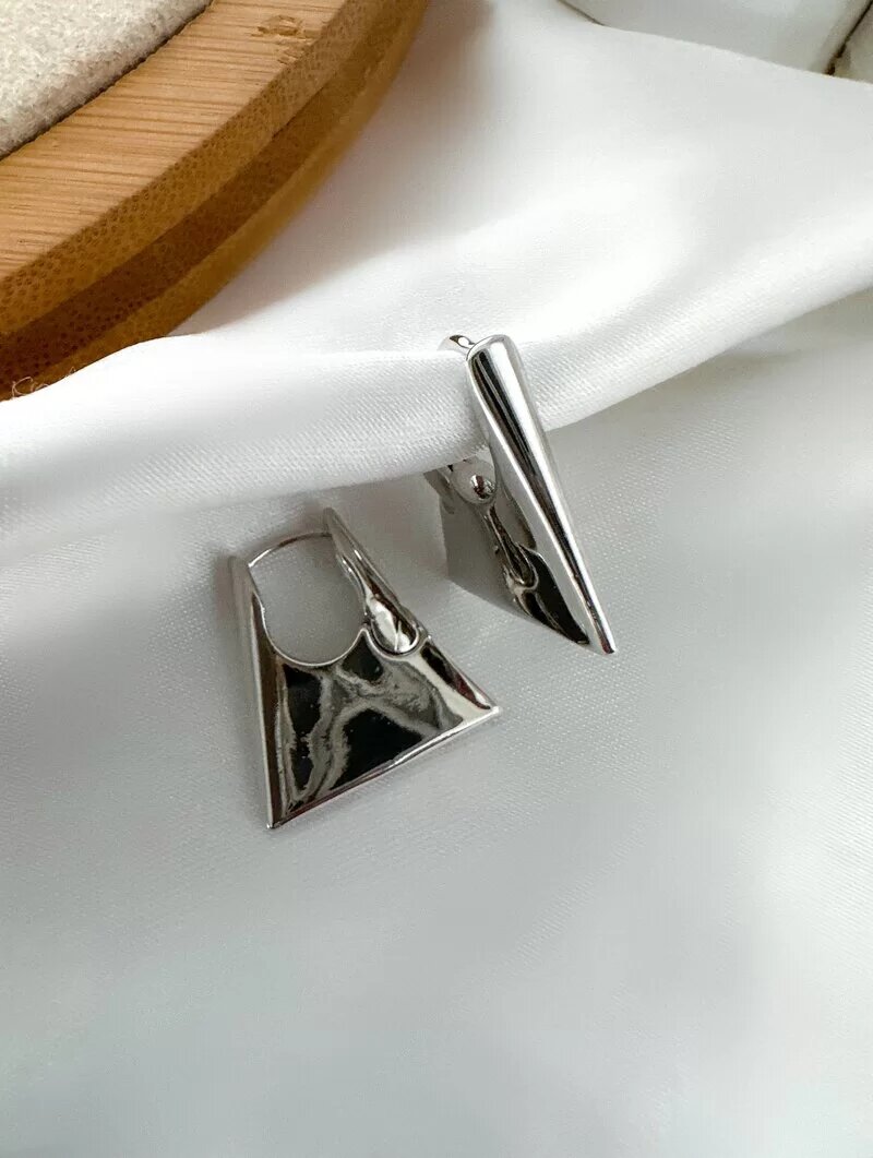 Brinco Folheado a Ouro 18K e Prata Argola Triangular
