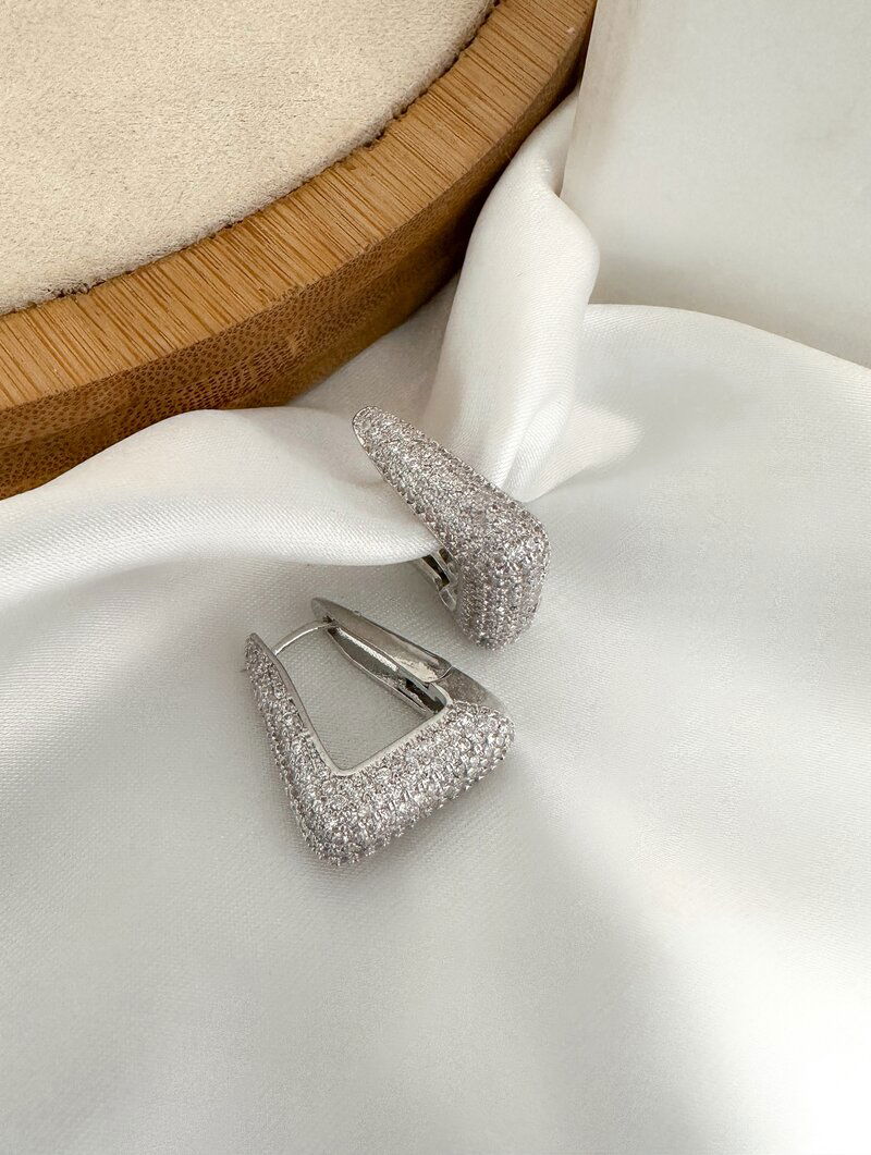 Brinco Folheado a Ouro 18k e Prata Argola Triangular Cravejada com Fecho