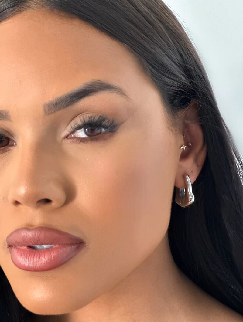 Brinco Folheado a Ouro 18K e Prata Argola Triangular Martelada