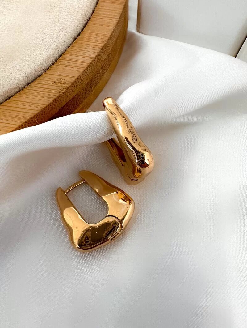 Brinco Folheado a Ouro 18K e Prata Argola Triangular Martelada