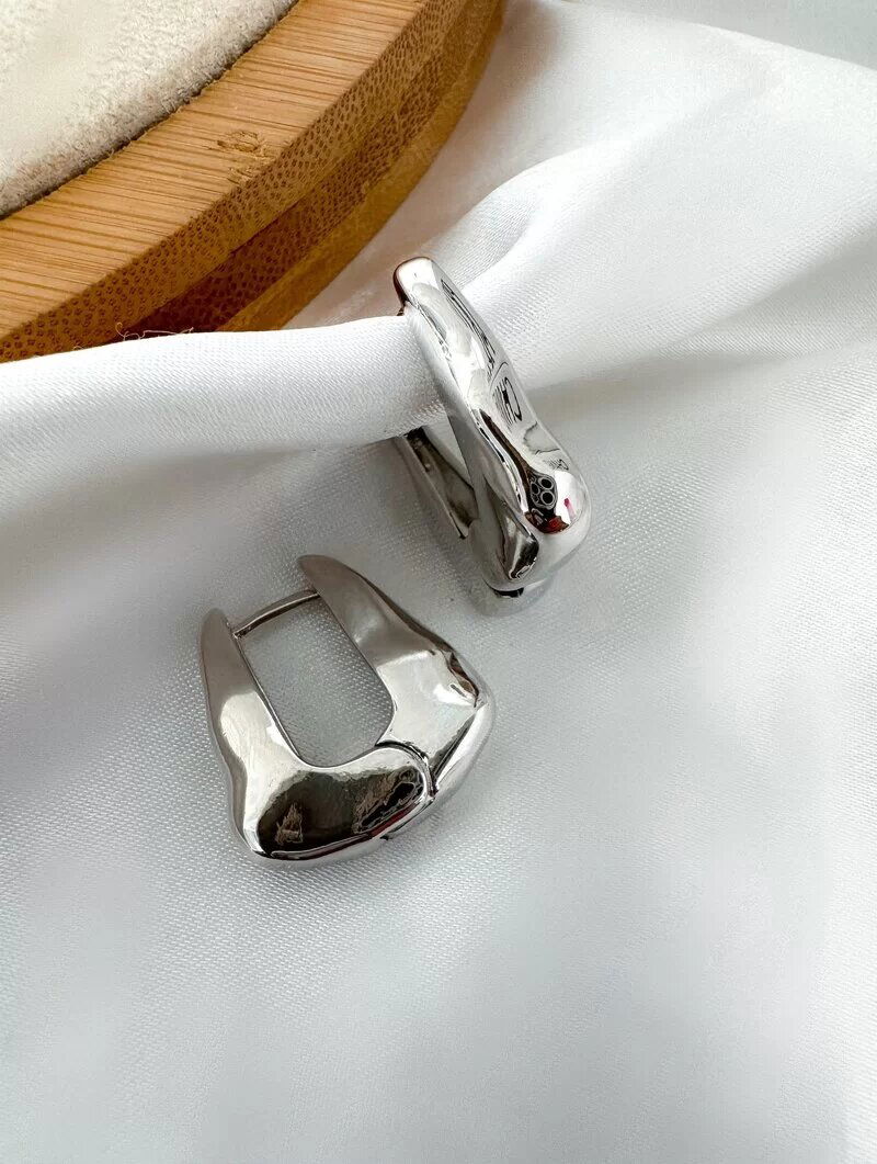 Brinco Folheado a Ouro 18K e Prata Argola Triangular Martelada