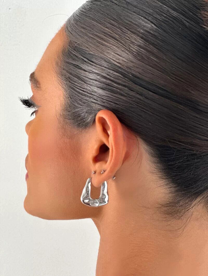 Brinco Folheado a Ouro 18k e Prata Argola Triangular Martelada Lisa