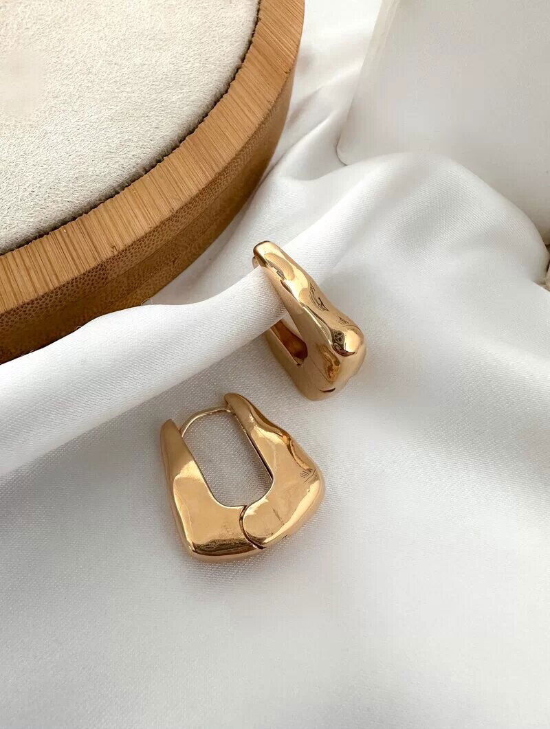 Brinco Folheado a Ouro 18k e Prata Argola Triangular Martelada Lisa